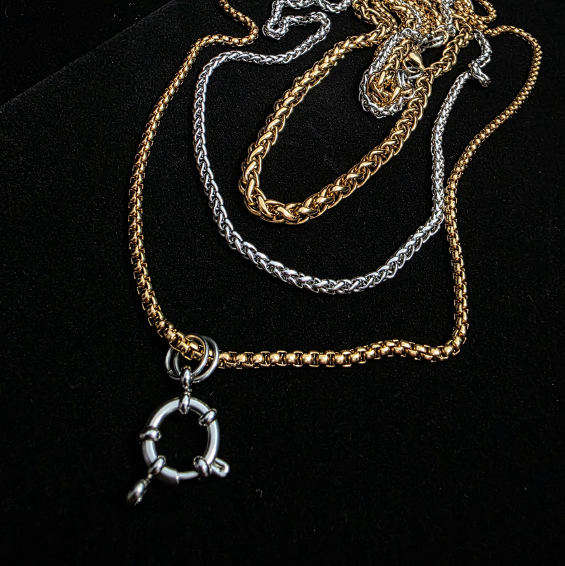 PRENDA  DE STAINLESS STEEL LAYERED DE 3 CADENAS EN SILVER Y GOLD 18K PLATED.